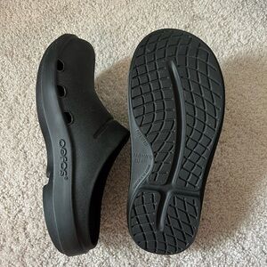 OOFOS CLOGS W10/M8
